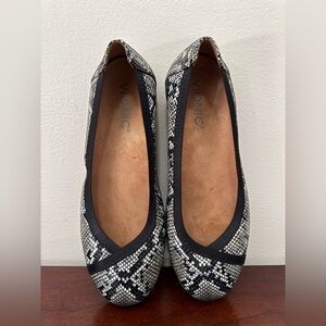 Vionic “Caroll” black snakeskin print flat in size 6.5